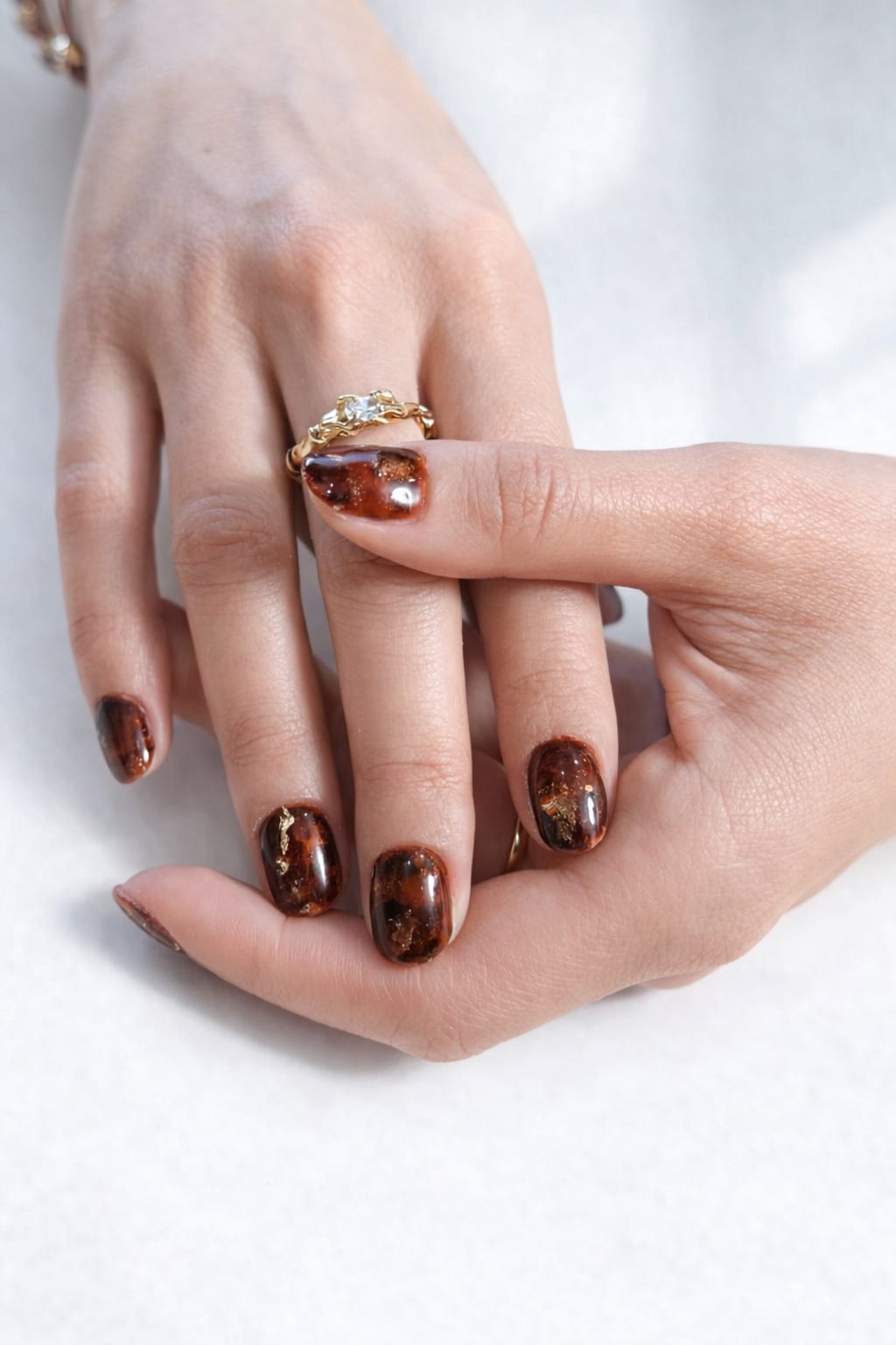 Manucure écaille caramel et feuilles d'or — studio Tête d'Or Lyon 6